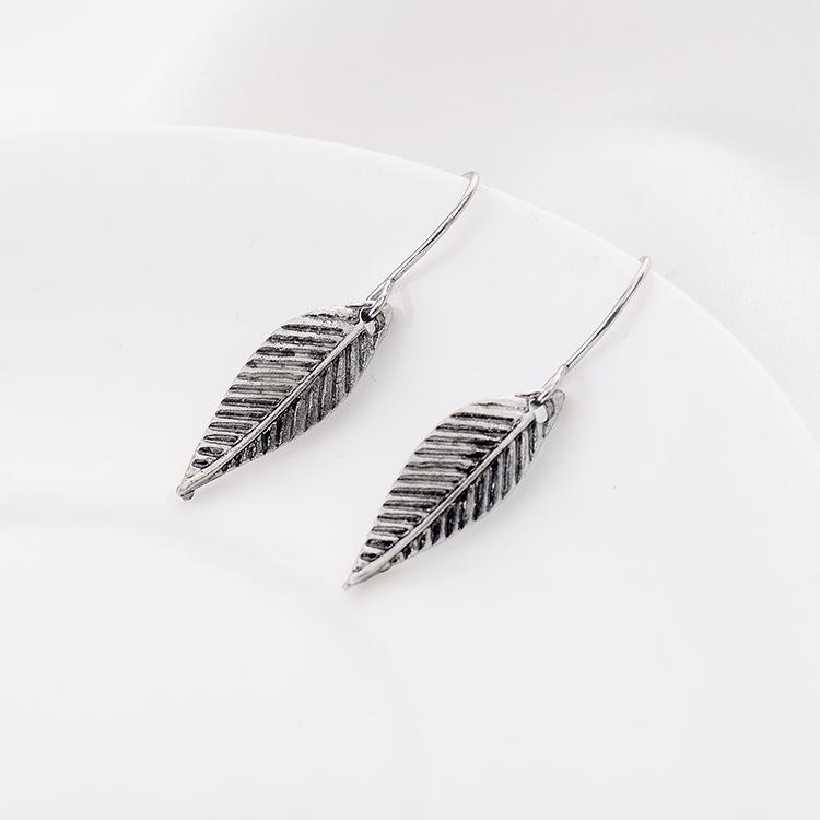 Trendy Leaf Necklace & Earring Set: European & American Fashion Jewelry