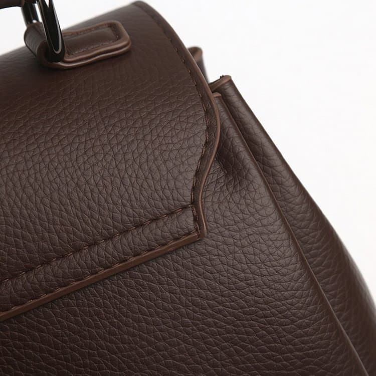 Dámská crossbody taška s klopou a čtvercovou přezkou, vzor liči