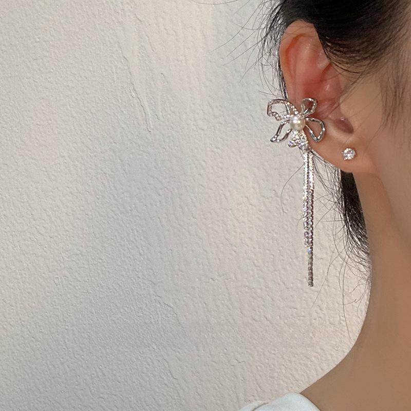 Elegante Ear Cuff Floreale con Frange e Diamanti Micro-Intarsiati (Non Forato)