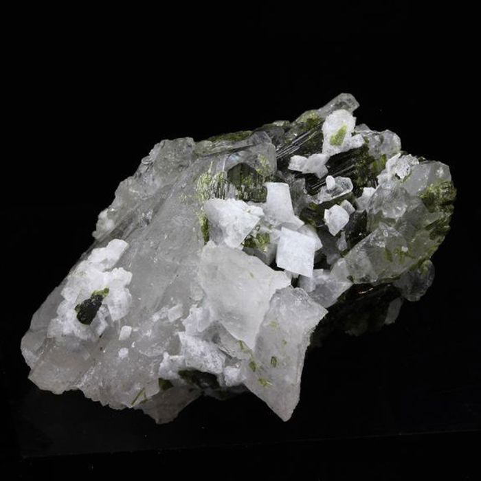 Pierres et Minéraux. Epidote + Quartz + Albite. 152.5 ct. Cevins, Savoie, France..