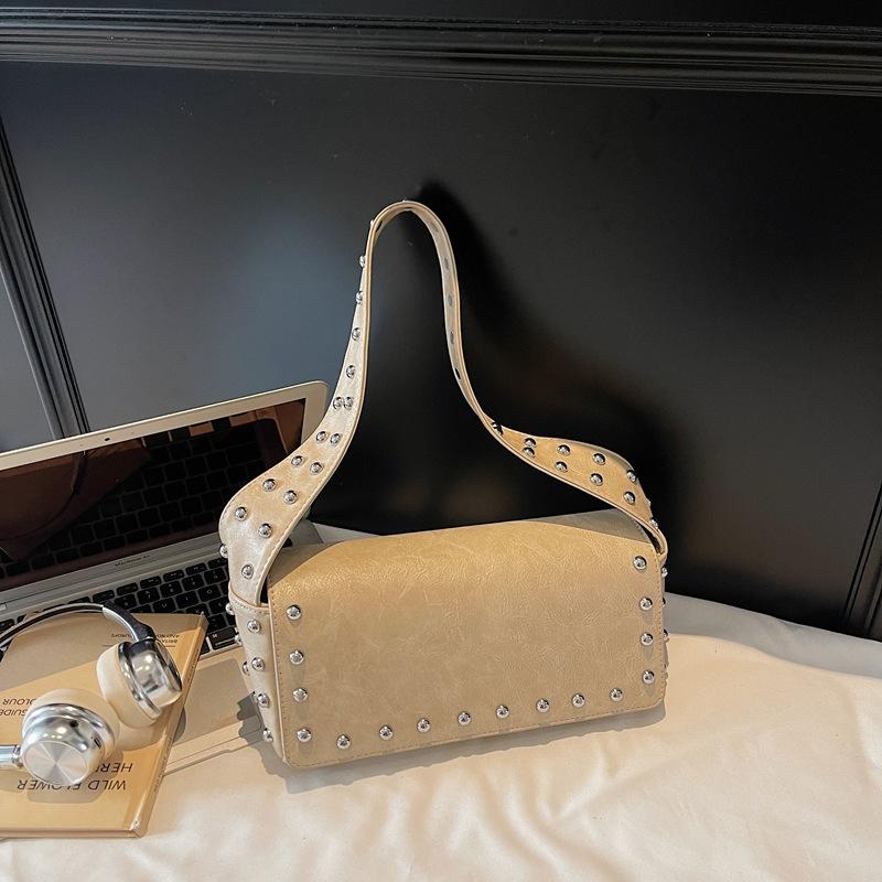 

Милая и крутая маленькая сумка в стиле Spice Girl, женская, 2025 новая модная и простая сумка под мышкой, ранняя осень, продвинутое чувство, маленькая квадратная сумка с заклепками 27*10*12