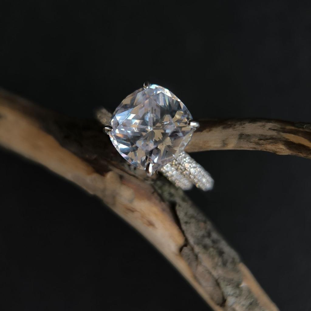 Серебряное кольцо с фианитами, вес изделия 8,93 гр (2192909)