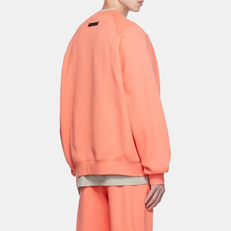 Fear of God Essentials Sudadera de forro polar con cuello redondo y estampado de logo, unisex, color coral FOG-FW22-259