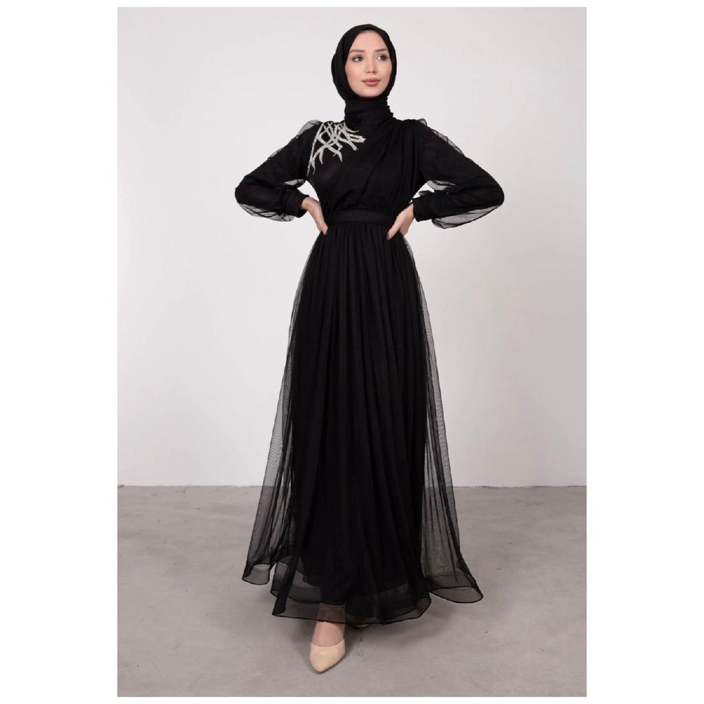 Вечірня сукня з фатину з драпірованим поясом і кам’яними деталями спереду