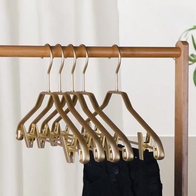 Prodotti per il bucato – Grucce e appendini