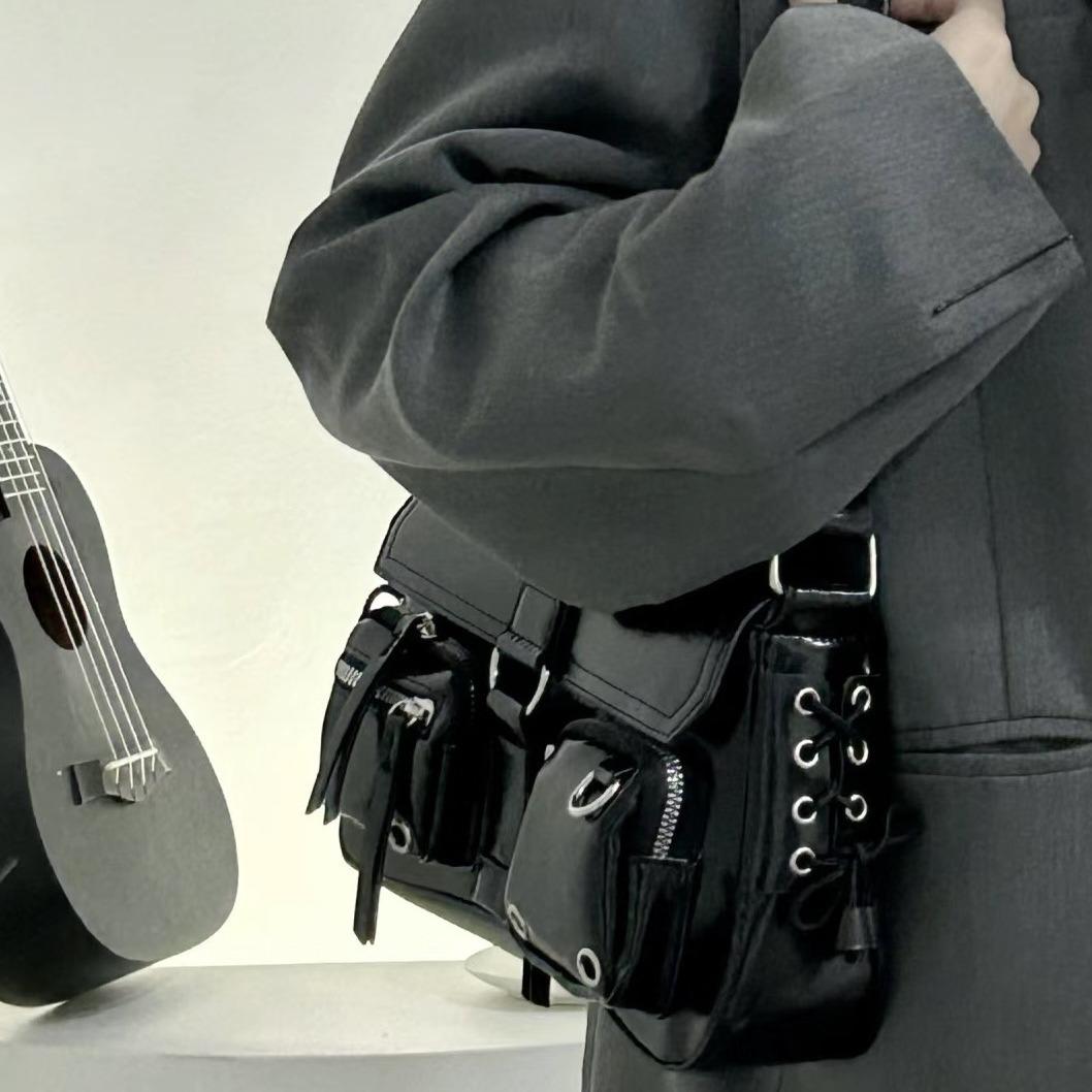 

2024 Женская Высококлассная Сумка-Багет Байкер: Сладкий, Крутой, Острый Нишевый Аксессуар на Плечо или Подмышку чёрный