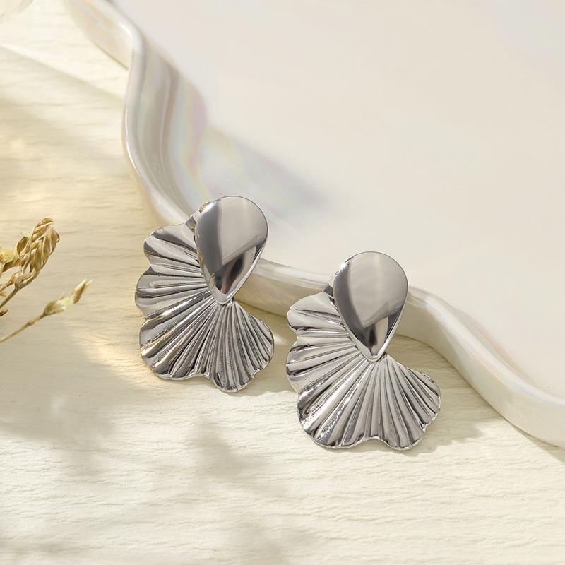 Yunjin stud earrings, high-end earrings, fashionable atmosphere, exaggerated vacation style earrings, fish tail shell earrings.