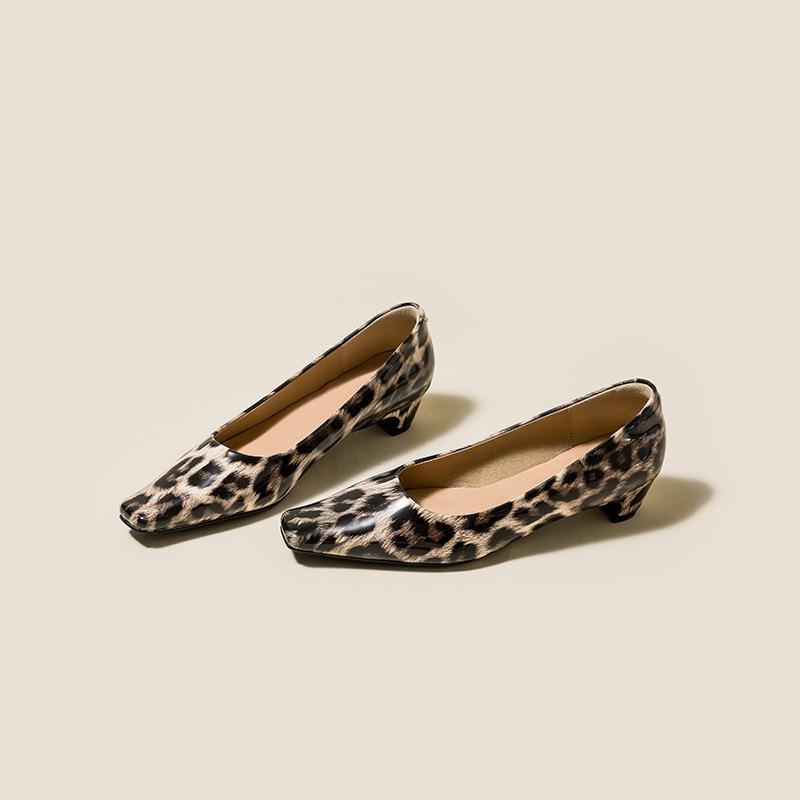 

2025 новые туфли с леопардовым принтом, квадратной головкой и неглубоким горлом, ретро-туфли на низком каблуке, импортные туфли на высоком каблуке, женские универсальные модные лакированные туфли из кожи для женщин 35 леопардовый