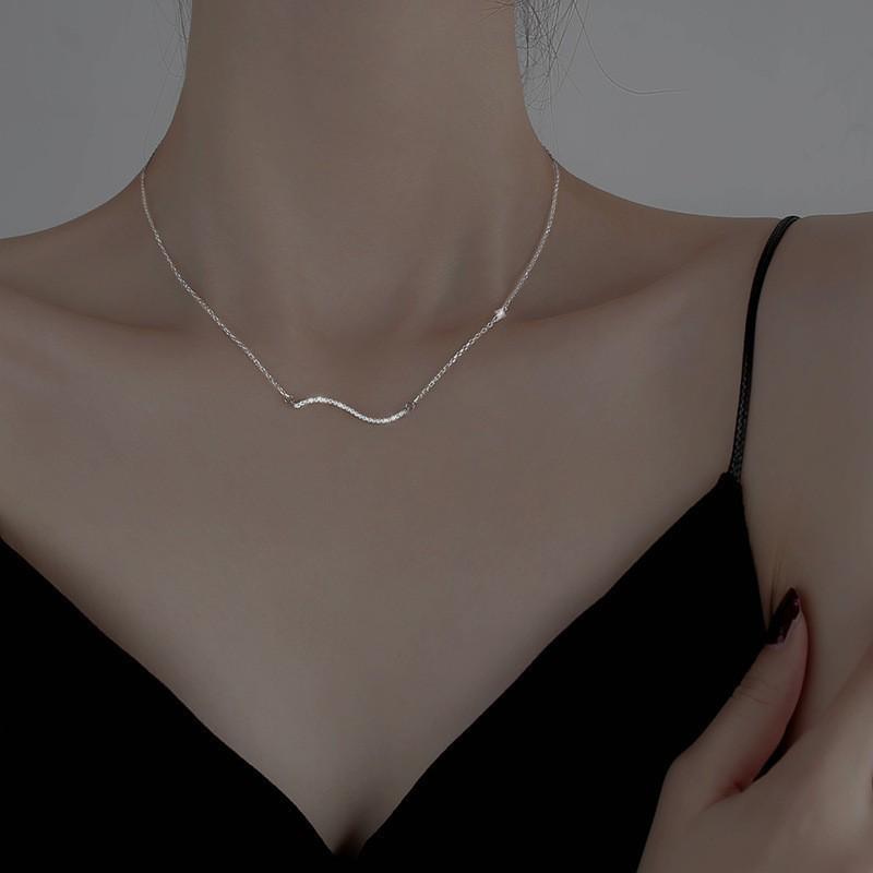 Sparkling Diamond Wave Necklace: Women's High-End Pendant, Cool Style, Light Luxury Clavicle Chain, Fairy Elegance.