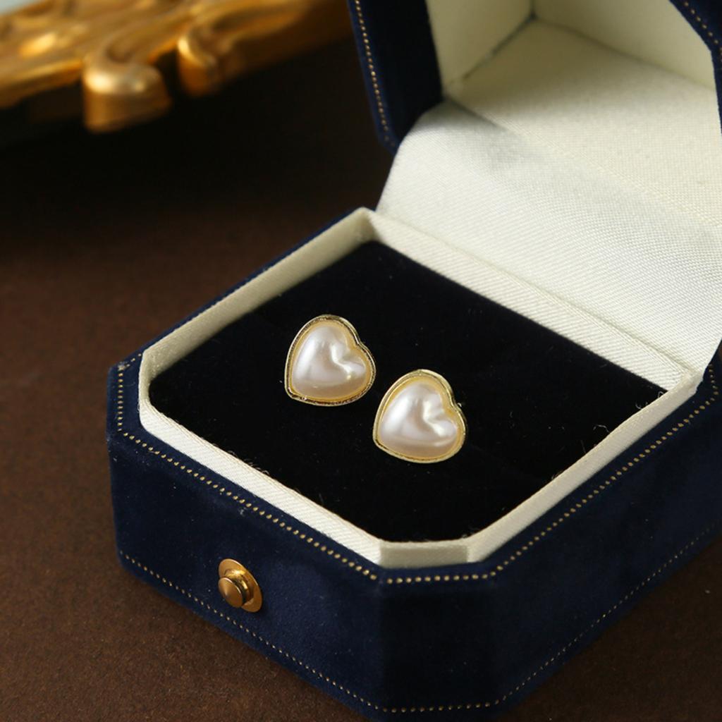 French Vintage Heart Shaped Pearl Stud Earrings Luxury Small Niche Design Minimalist Elegant Jewelry for Women and Girls