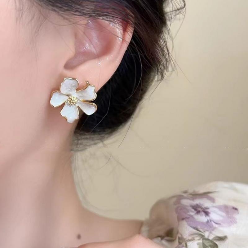 Sweet Flower Stud Earrings for Women Vintage Metal Ear Stud Girls Fashion White Enamel Earring Party Wedding Jewelry