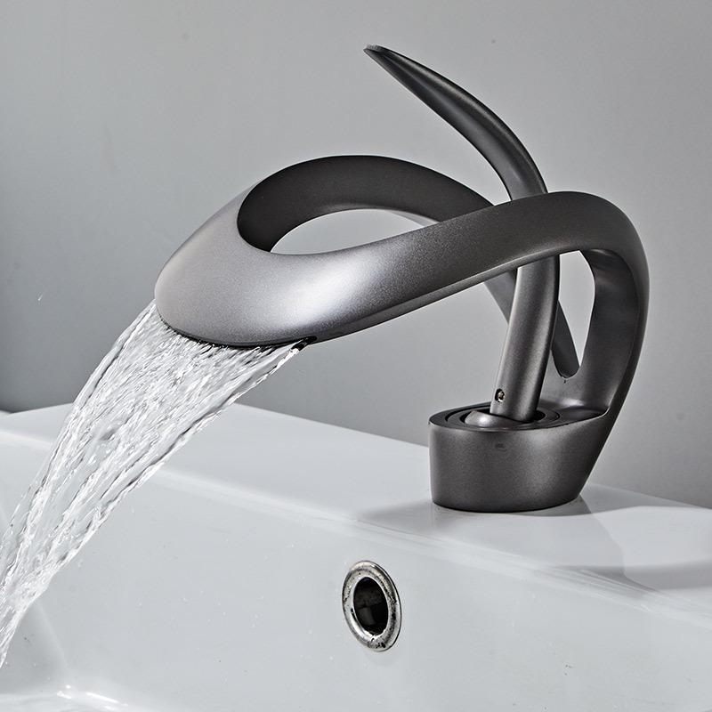 High-End European Style Brass Waterfall Basin Faucet in Golden Finish for Luxury Hotels and Villas