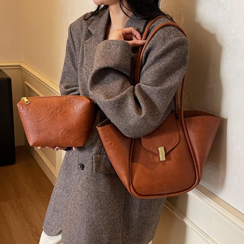 

Premium sense contrasting color large-capacity bag women s 2025 autumn and winter simple and versatile commuter portable shoulder bag mother and child каштановый