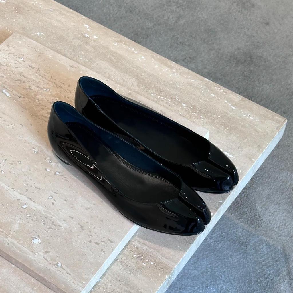 Französische rote Retro-Flachboden-Split-Toe-Schuhe für Damen neue Schweinsfüße, Hufeisen, flacher Ausschnitt, Ein-Pedal, Ballett-Einzelschuhe für Damen