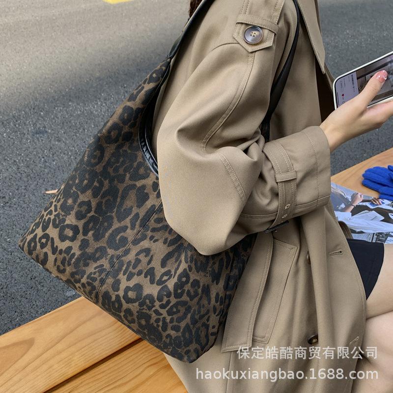 Leopard print canvas bag women's large capacity 2025 new autumn and winter leisure shoulder underarm bag college student class tote bag