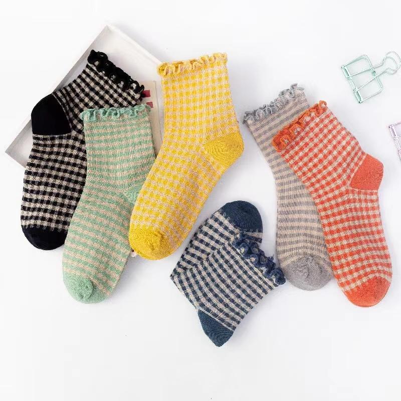 Women's Retro Plaid Cotton Socks Autumn Comfortable Elastic Crew Length Fashionable Short Socks For Daily Wear