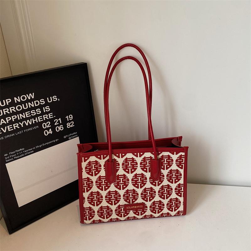 

Red high-value fashion festive tote bag women s 2025 new bridesmaid bag niche festive simple shoulder bag women
