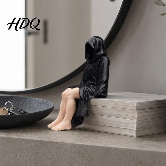Dekorative Weibliche Figur 3D Gedruckt Schwarzer Umhang Frauenfigur Sitzend Mit Kapuze Regal Langlebige Schreibtischfigur Sitzer Gotische Statue für