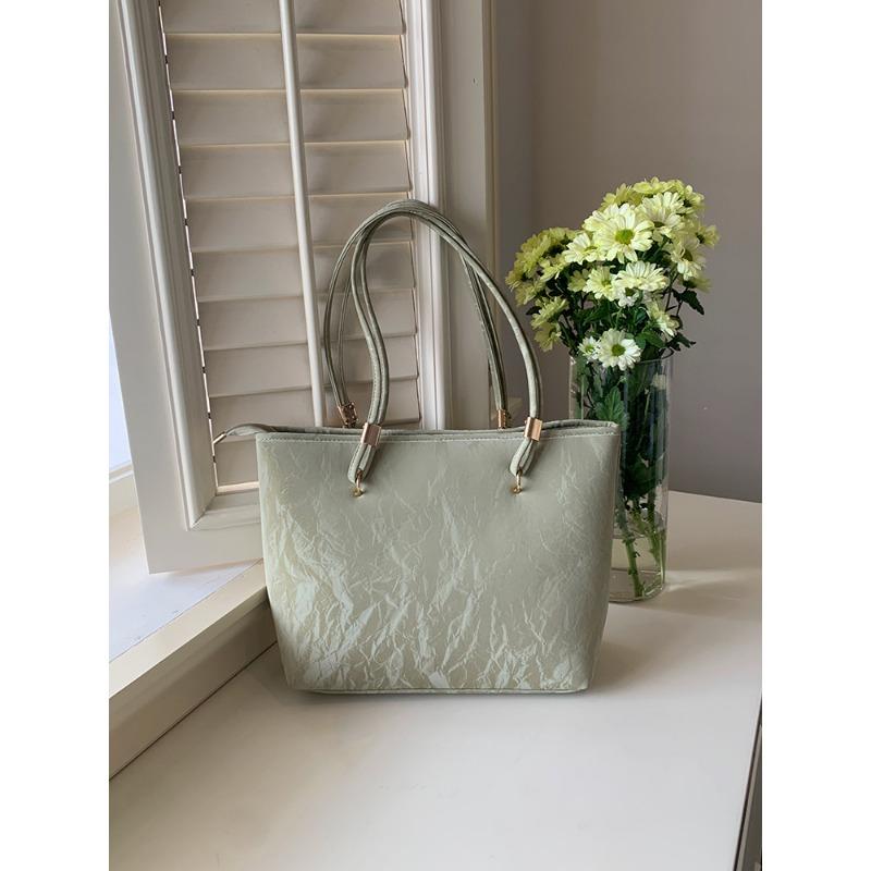 

Сумка-тоут — это вместительная, универсальная сумка через плечо для студентов колледжа для посещения занятий и поездок на работу. зелёный