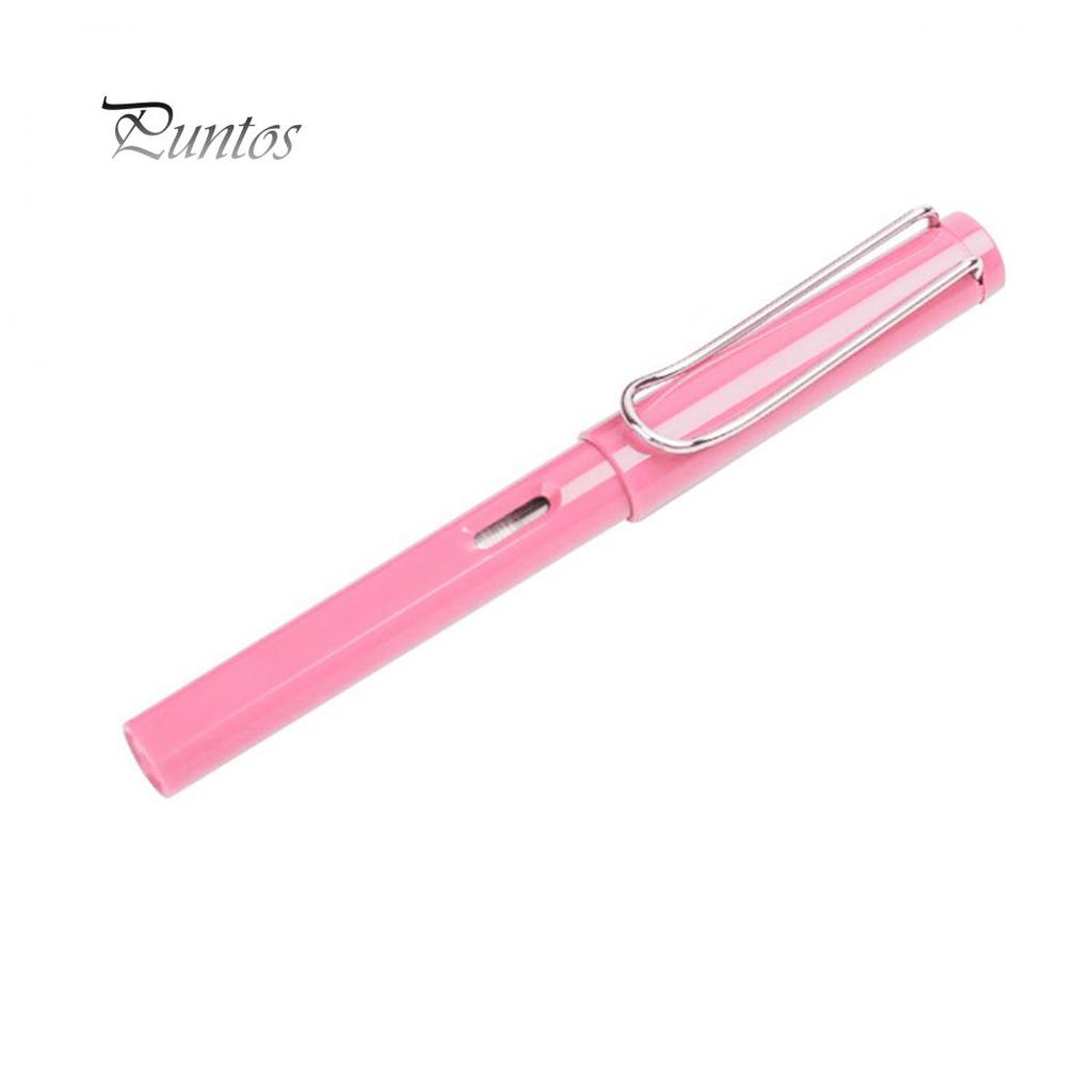 Módní studenti cvičí kaligrafii s plnicím perem s extra jemným hrotem pro hladké psaní