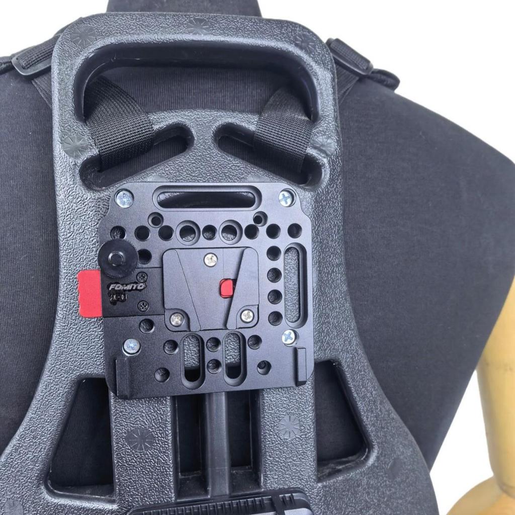 Outdoor-Livestreaming-Rucksack mit V-Mount-Akkuplatte und Multifunktionsanschluss