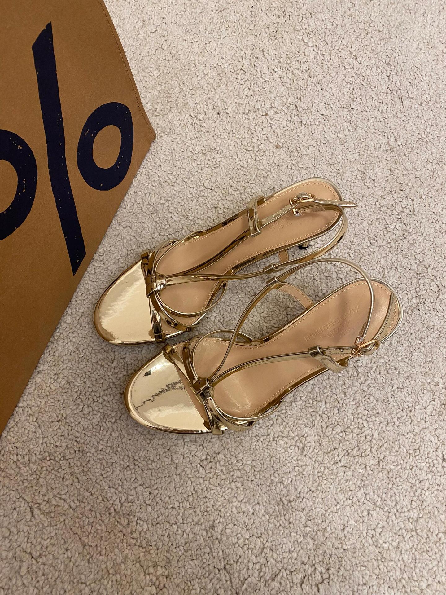 

WO Huizhou City s new patent leather fine high-heeled sandals, golden European and American style, open-toed versatile temperament, fashionable and be 40