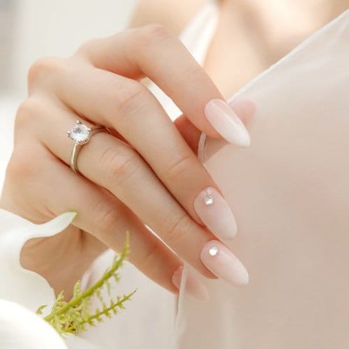 

MUZMAK Reusable Nail Tips White Shimmer (Almond)