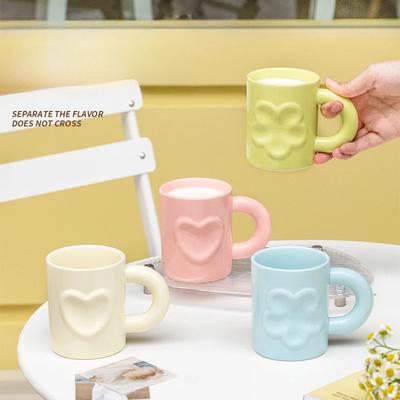 Kreativní reliéfní keramický hrnek Lehký luxus Velká kapacita Dárky pro dívky Design květinového srdce Hrnky na kávu Domácí šálek na odpolední čaj