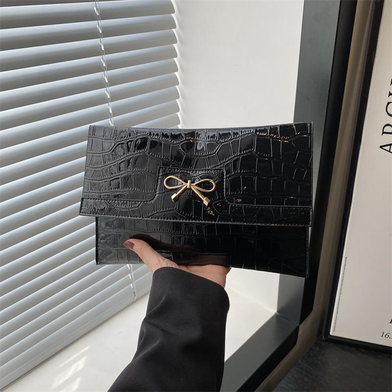 Simple bow beautiful popular spring and summer new small square bag business commuter casual clutch bag women