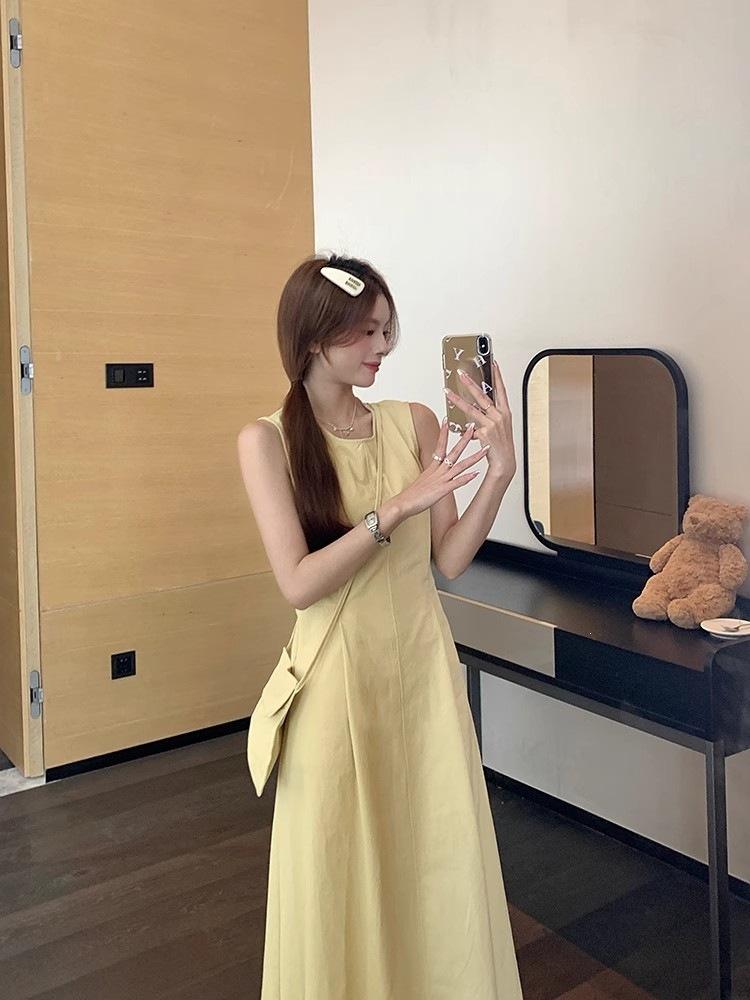 Send a small backpack, design jewelry, pure and gentle yellow dress, women's summer round neck waist and thin a-word long dress