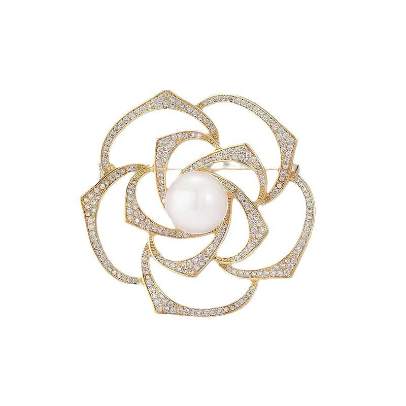 Elegant Camellia Pearl Vintage Brooch: Luxurious European & American Style Corsage Pin for Women's High-End Coats.