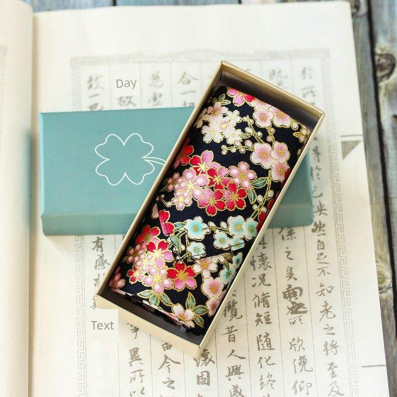 

Стиль Женское квадратное полотенце Впитывающее пот Японский стиль Носовой платок Портативный Хлопок Японский стиль Золочение LV Толстый Большой Носовой платок Подарочная коробка Dark blue(Small warehouse Jialan single gift box)