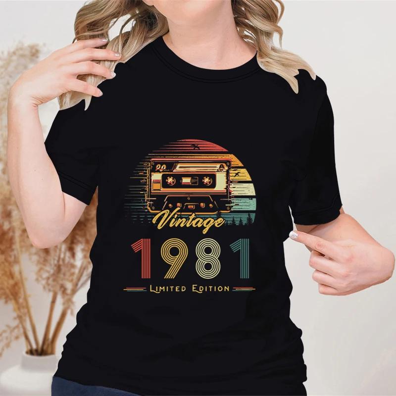 Vintage 1980 T-shirts Radio Age Grafisk T-shirt Dam Television Rundhalsad Topp Damkläder 46:e Födelsedagen Mönstrad T-shirt