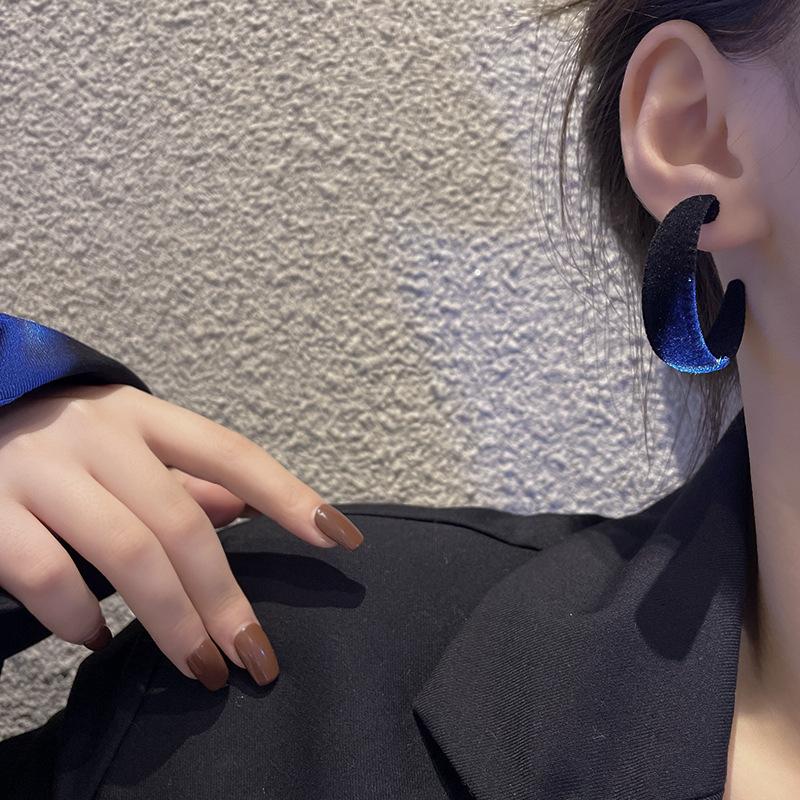 Autumn and winter Hong Kong style retro plush earrings women's niche design C-shaped earrings light luxury fashion earrings