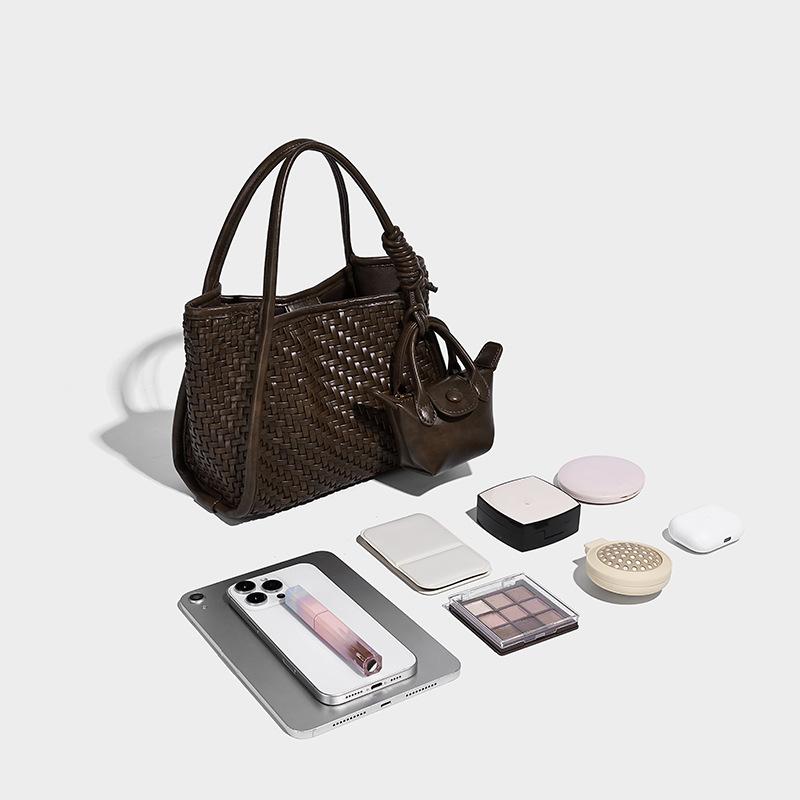 2025 New Hand-Woven Portable Bucket Bag Casual Soft Leather Shoulder Bag Fashionable All-Match Crossbody Bag for Women