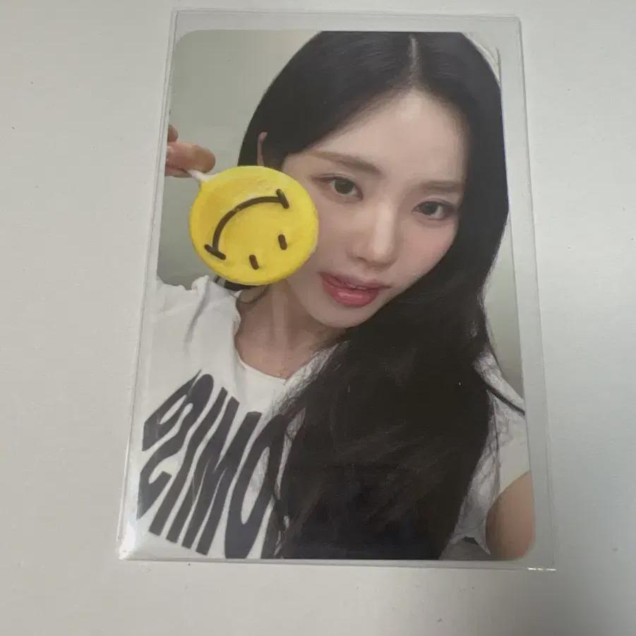 

Предзаказный бонус от Fromis9 Дживон