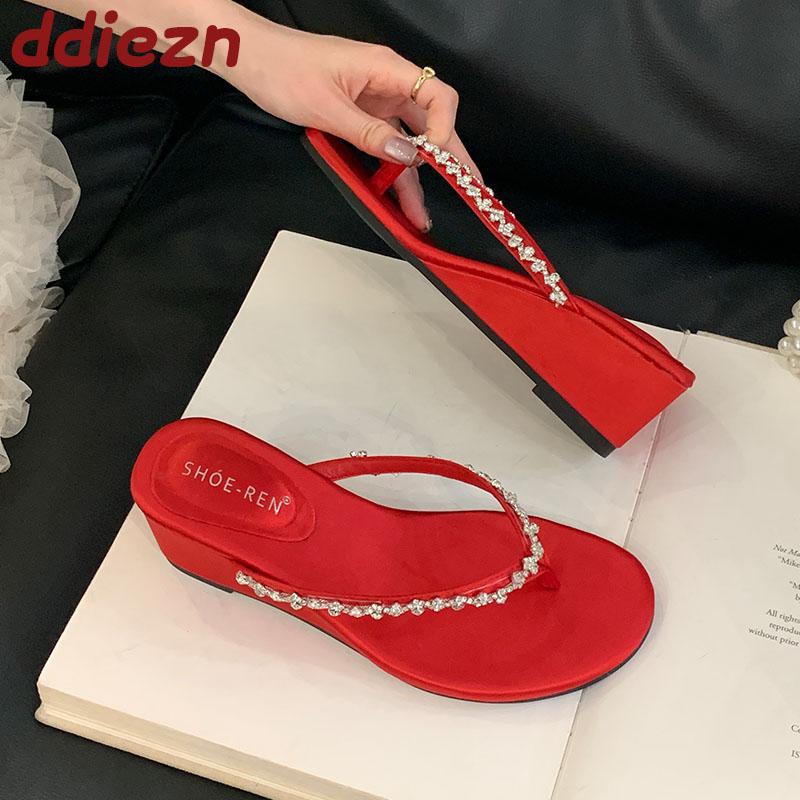 Moda Damskie Sandały na Koturnie Klapki Pantofle Buty Dla Pań Nowość Lato Plaża Japonki Moda Błyszczące Damskie Pantofle na Obcasie Buty