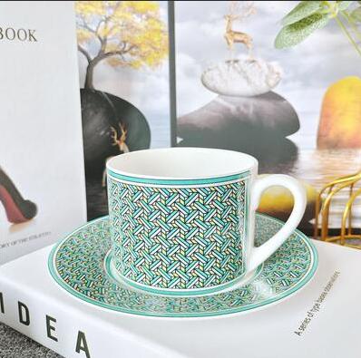 Luxury Bone China Coffee Cup Set European Retro Tea Cups with Sauce Dishes Elegant Home Office Gift for British Afternoon Tea