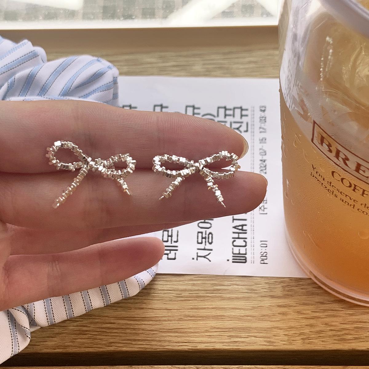 

Легкие роскошные серьги-гвоздики в форме банта, женские серьги нишевого дизайна, высококачественные, свежие и милые, универсальные серьги A pair of copper