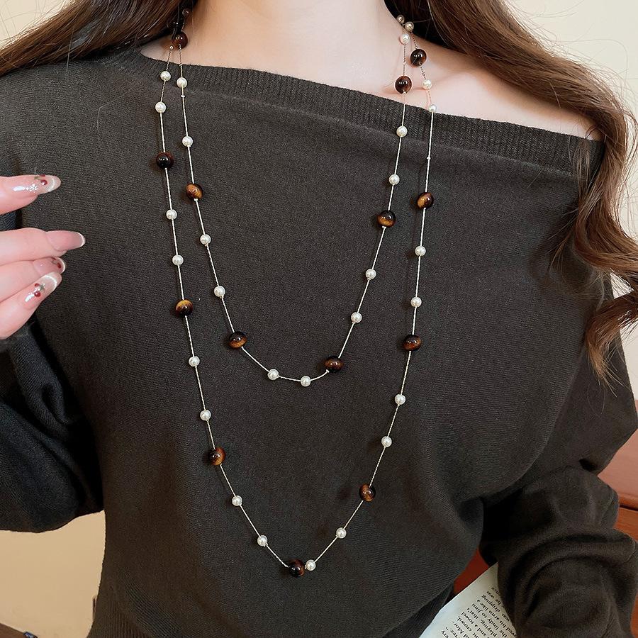 Retro Tiger Eye Stone Necklace - Versatile Maillard Style for Autumn & Winter Sweaters, High-End Luxury Accessory.