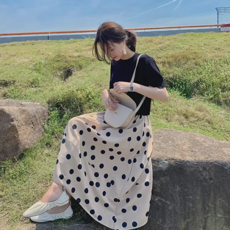 Dámský francouzský retro puntíkovaný kostýmek se sukní: Pletené tričko s krátkým rukávem a dlouhá sukně ke kolenům.