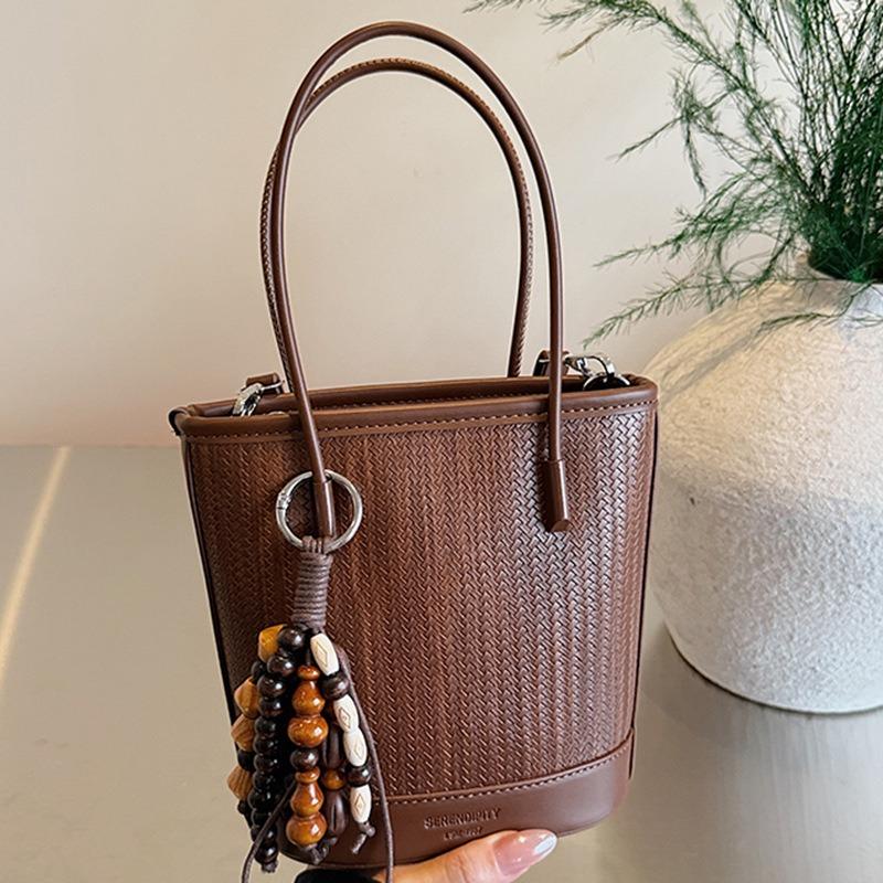 Large capacity bag women's niche casual simple portable bucket bag autumn new woven commuter messenger bag