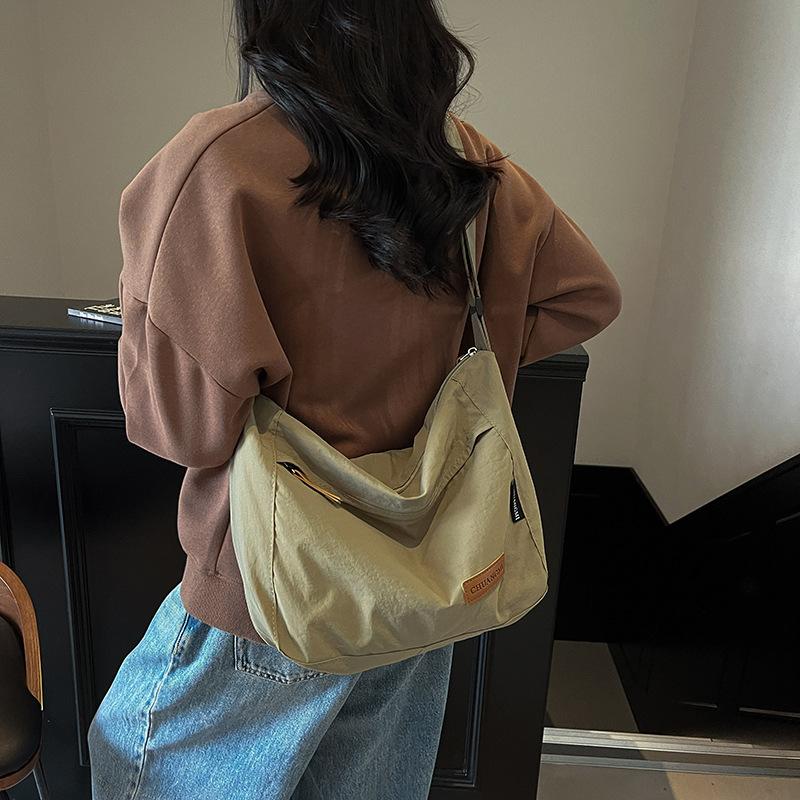 Light And Versatile Large-Capacity Tote Bag Women'S Summer Commute Leisure Travel Messenger Canvas Bag