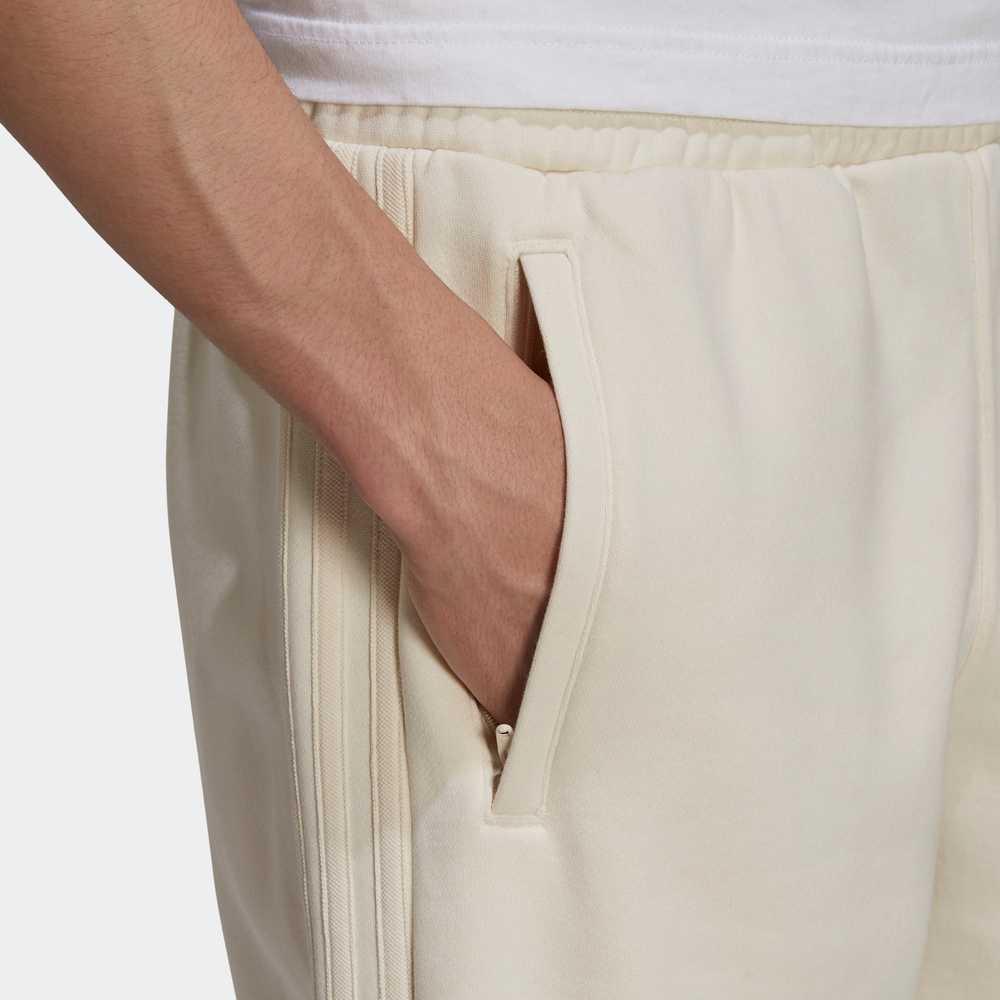 adidas Originals Culoare Solidă Logo Brodat Bandă Laterală Pantaloni Scurți cu Croială Dreaptă Pantaloni Scurți Bărbați Crem GN3457