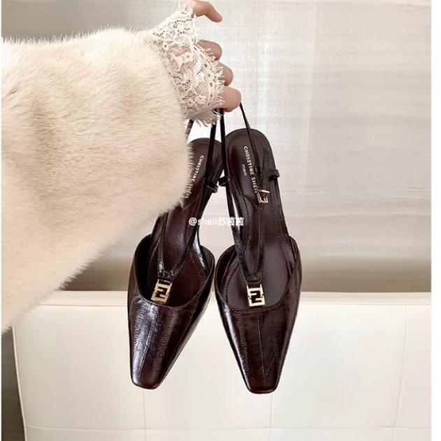 

Su Yinyin has the same style in Beijing Circle, which is rich and beautiful~ Square head small gold buckle eel pattern kitten and black bag head rear 40