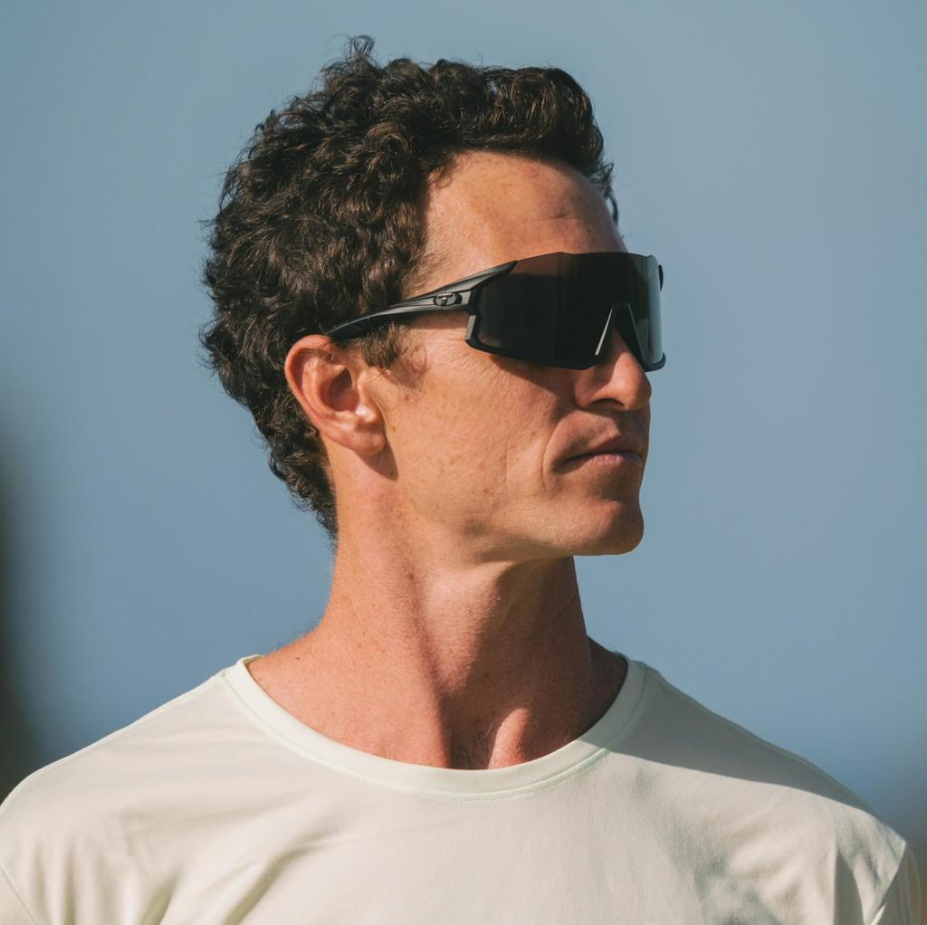 Sunglasses STASH [Tifosi] Smoke/AC Red/Clear M-L