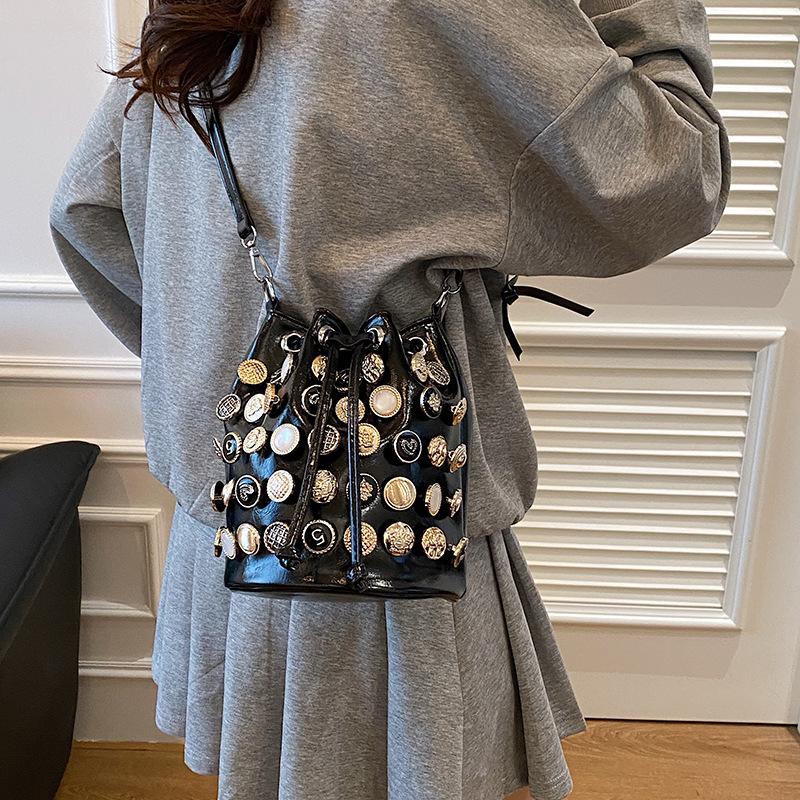 Bag summer 2025 new European and American fashion rivet shoulder bag women's versatile crossbody punk feng shui bucket bag pu