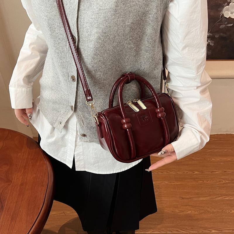 Retro malá taška Premium Oil Wax Leather Retro Dámská zimní univerzální taška Messenger Přenosná taška na bowling