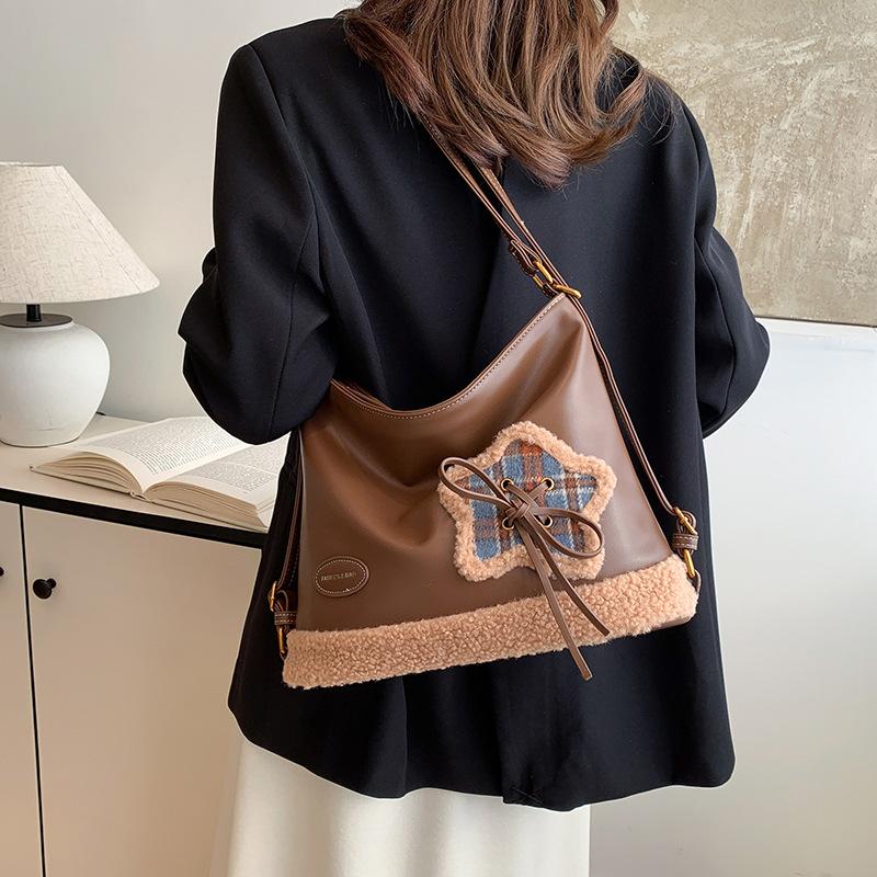 

Текстурированный повседневный модный рюкзак из мягкой кожи женский 2025 новый большой вместимости на плечо мессенджер сумка-тоут 36*12*26