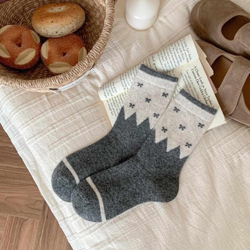 Bows of Woolen Socks for Women with Color-matched Patches and Retro Screw-top Design. Feir Island College-style Winter Thick and Warm Socks.